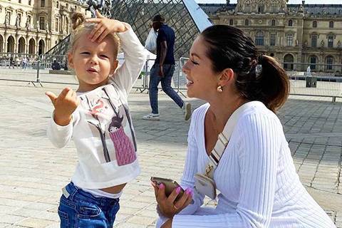Беременная Нюша отдыхает в Париже с дочерью и делится новыми фото