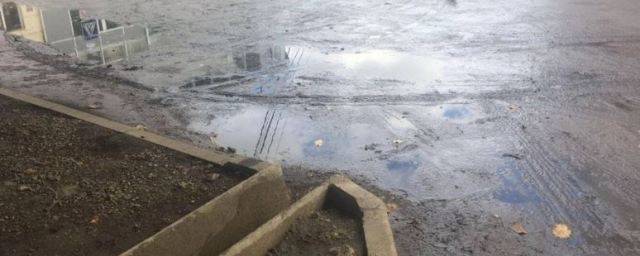 Покрытие сделанной к приезду Матвиенко детской площадки в Таганроге смыло дождем