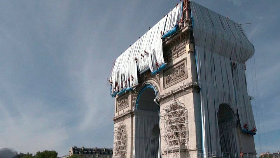 В Париже у одной из главных мировых достопримечательностей, Триумфальной арки, появится серебристая обертка