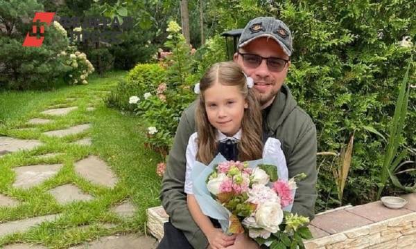 «Актриса, как папа»: Харламов показал забавное фото 7-летней дочки Насти