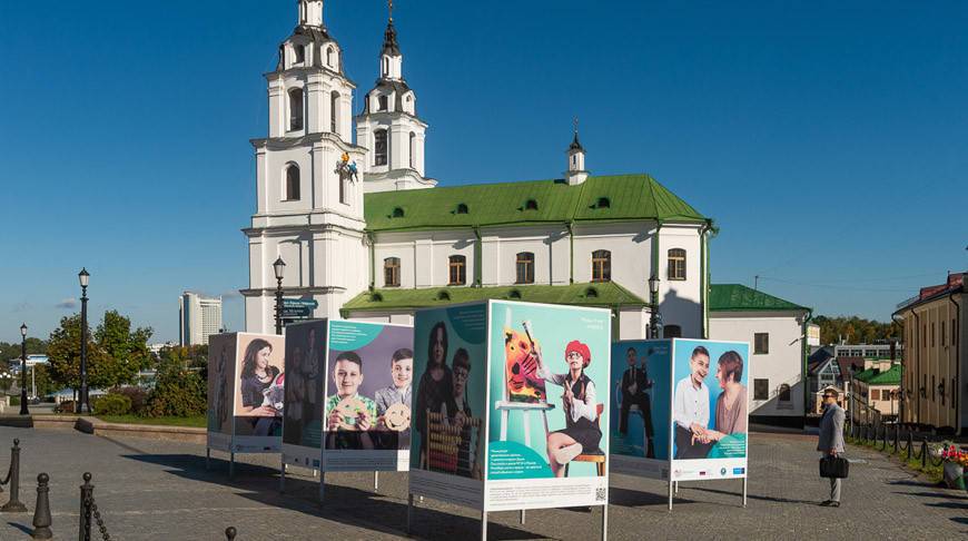 В Минске открылась фотовыставка о детях с инвалидностью в школе