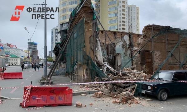 В центре Екатеринбурга стена здания обрушилась на «Жигули»