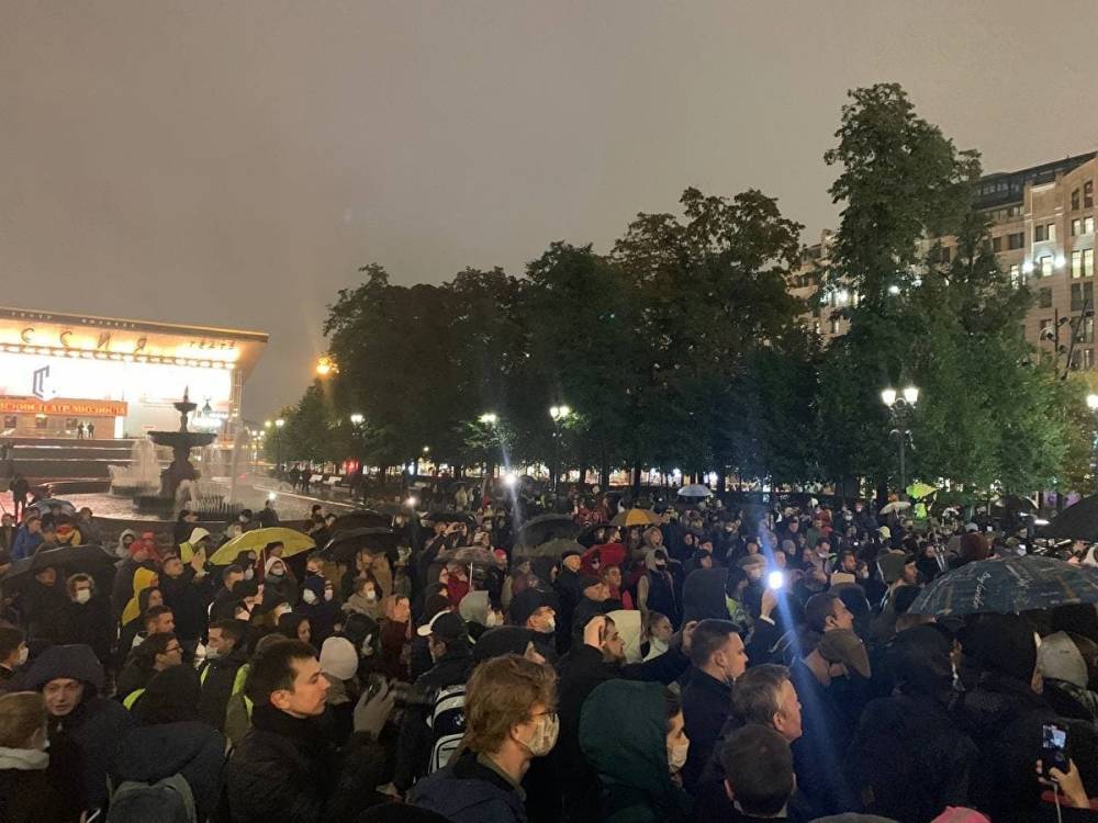 Коммунисты провели народный сход в центре Москвы. Они планируют делать их регулярными
