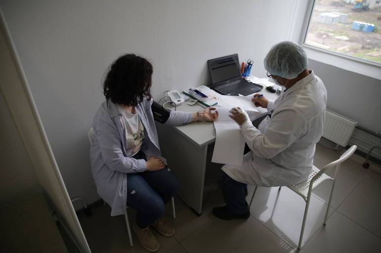Покровская больница Петербурга начала принимать втрое больше пациентов с коронавирусом