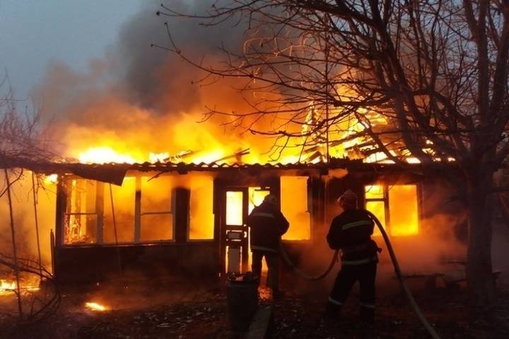 В Гуково сгорела летняя кухня