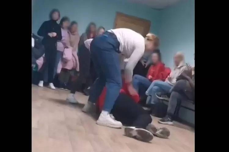 В Липецком техникуме подростки издевались над девушкой-инвалидом и снимали это на видео