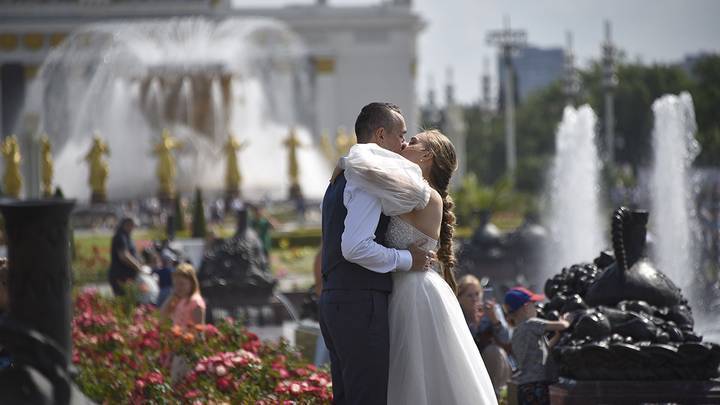 Более 700 пар поженились в День города в Москве