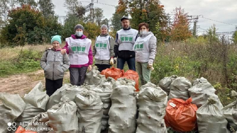Волонтеры из Тихвина собрали 35 мешков мусора на улице Шумилова