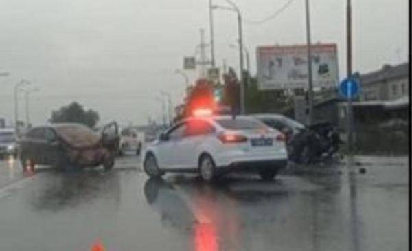 На выезде из Тюмени в жестком ДТП на мокрой дороге пострадали три человека