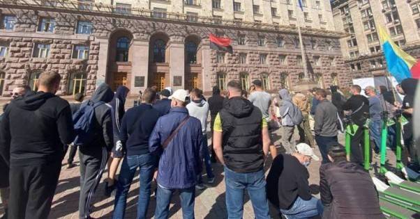 Под Киевсоветом ветераны АТО митинговали против советника Кличко: &quot;Это агент влияния ФСБ&quot;