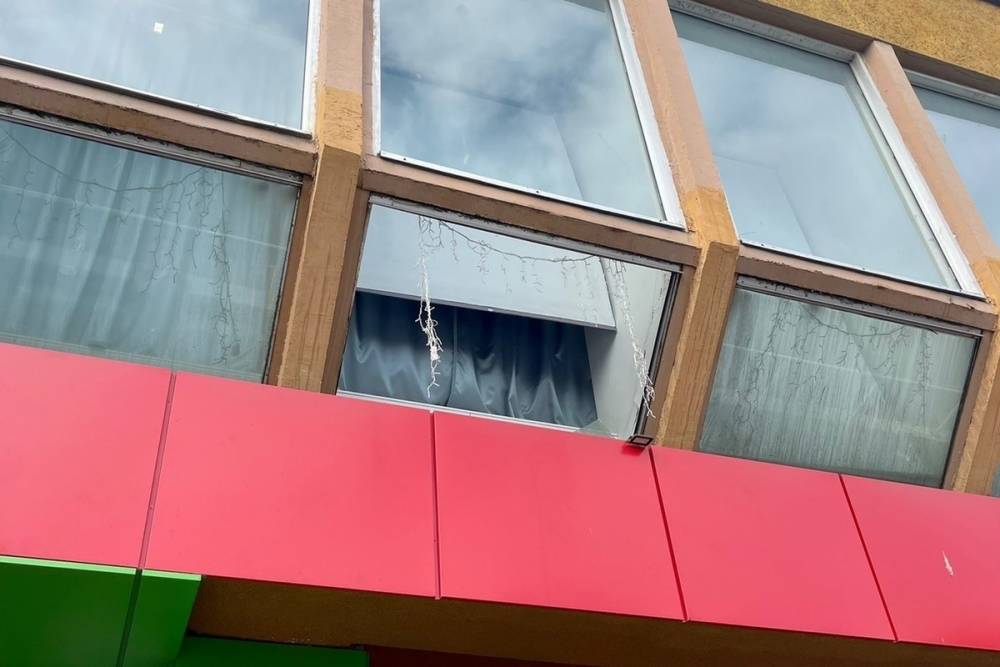В Кондопоге закрыли зал, из окна которого выпала девочка