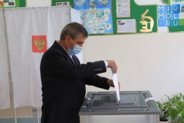 Первый вице-премьер Нюсрет Омаров проголосовал на выборах депутатов Госдумы и Народного Собрания РД
