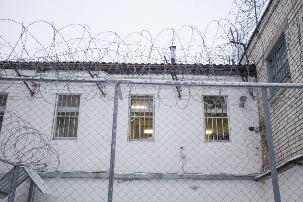 Прокурор области проверил условия содержания заключенных в Великих Луках