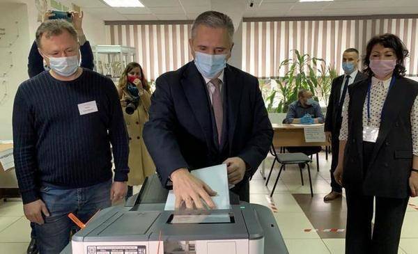 Губернатор Тюменской области Александр Моор принял участие в голосовании на своем избирательном участке