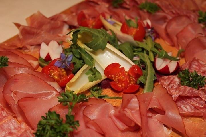 Цены на варёную колбасу в Псковской области за неделю подскочили на 6%