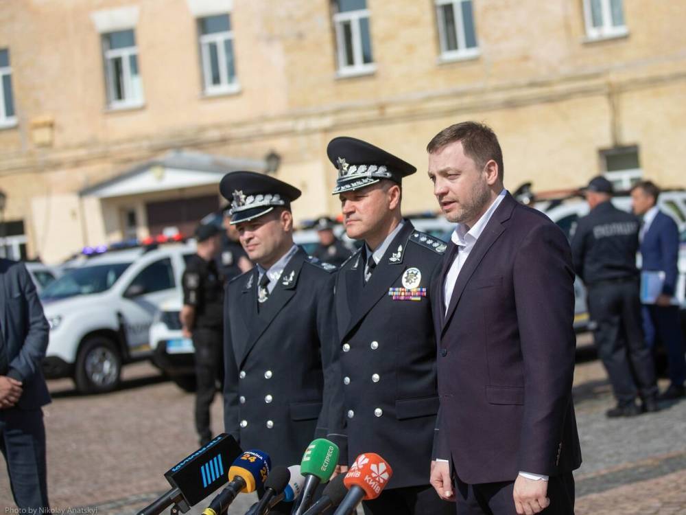 Глава МВД Украины заявил, что будет требовать повышения зарплаты для полицейских: Не выдерживает конкуренции