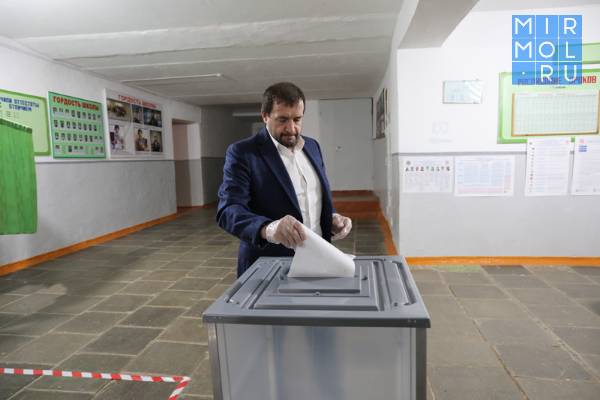 Глава Хасавюрта проголосовал на выборах в Госдуму России и Народное Собрание Дагестана