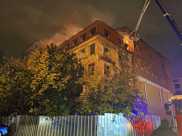 Горела крыша: в Екатеринбурге опять тушили пожар в заброшенной больнице