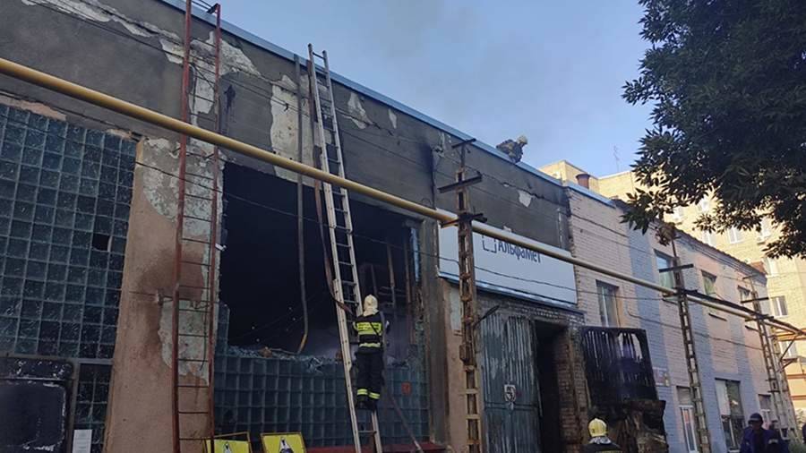 В Саратове загорелось здание техобслуживания на площади 800 кв. м