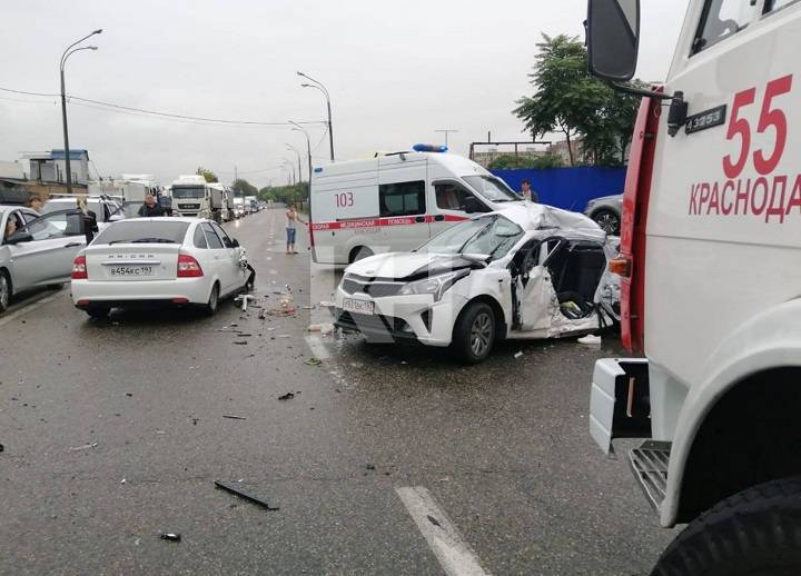 Три девушки погибли в массовом ДТП с легковушками и грузовиком в Краснодаре