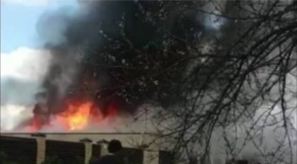 В Харьковской области на заводе вспыхнул мощный пожар: кадры с места ЧП