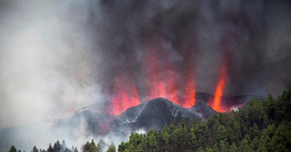 На Канарах началась эвакуация из-за извержения вулкана