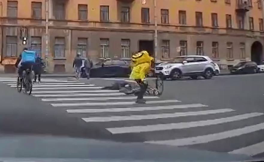 Курьер на велосипеде сбил пожилую женщину на пешеходном переходе в Петербурге – видео