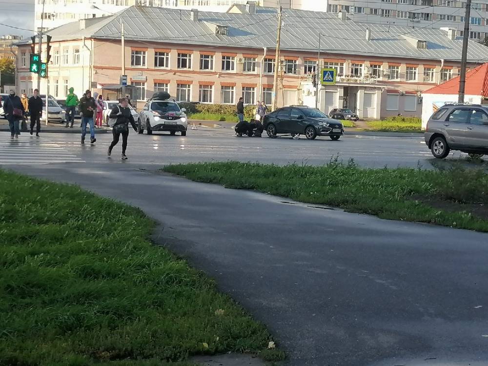 Пенсионер на самокате попал под колеса легковушки в Петербурге