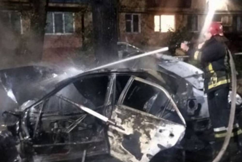 Жизнь девушки трагически оборвалась на украинской трассе, фото: огонь охватил авто
