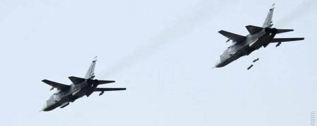 Российские бомбардировщики Су-24 сбросили авиабомбы в 2,5 км от границы с Турцией
