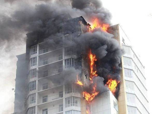 Три человека погибли при пожаре в многоэтажке в России
