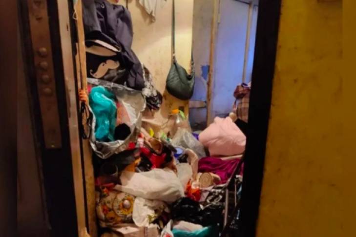 "Синдром плюшкина": в Харькове душевнобольная женщина завалила квартиру мусором