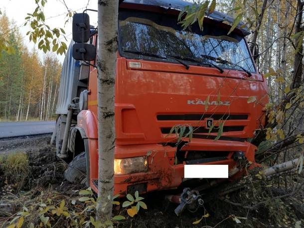 Сорвавшийся со сцепки КАМАЗ протаранил Lada в Сосногорске