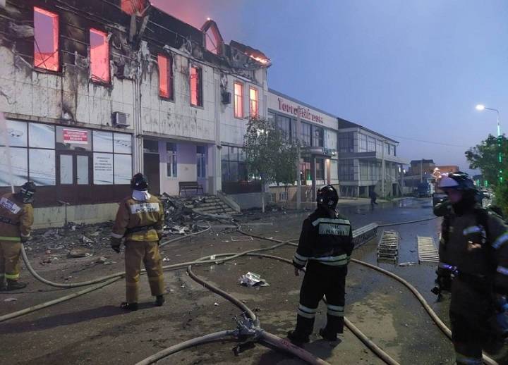 Два человека погибли и шестеро пострадали при пожаре в гостинице в Дагестане