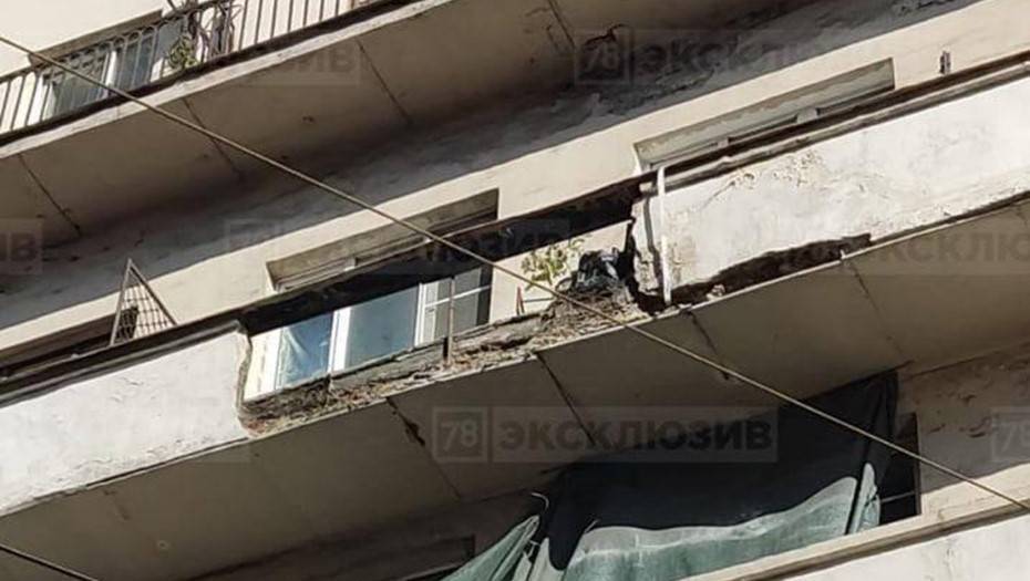 В центре Петербурга кусок балкона едва не убил женщину с коляской