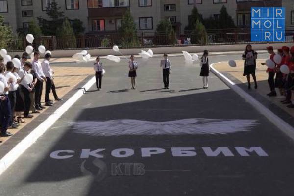 Ученики Каспийской гимназии №11 приняли участие в акции памяти жертв теракта в Перми