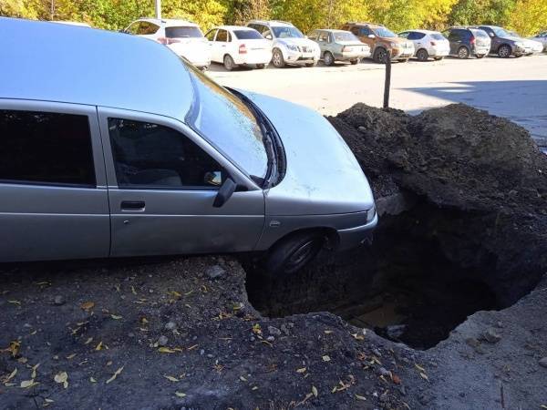 В Миассе автомобиль провалился в яму около станции скорой помощи