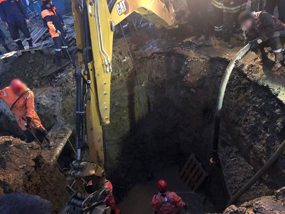 В Екатеринбурге под завалами в обрушенной шахте погиб рабочий. Еще один — в больнице