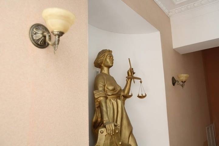 В Астрахани пристав предстанет перед судом за превышение полномочий