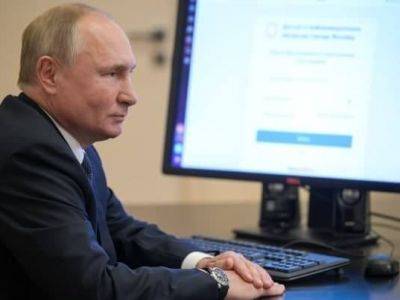 Песков объяснил другую дату на часах у Путина на голосовании