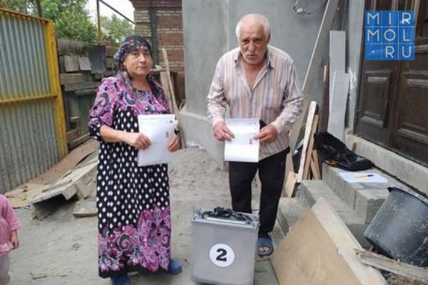 Пожилые жители Кизляра голосуют на выборах