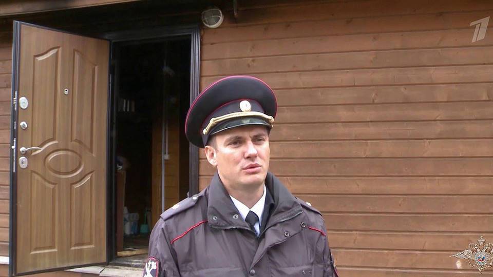 В Вологодской области полицейские спасли из горящего дома ребенка