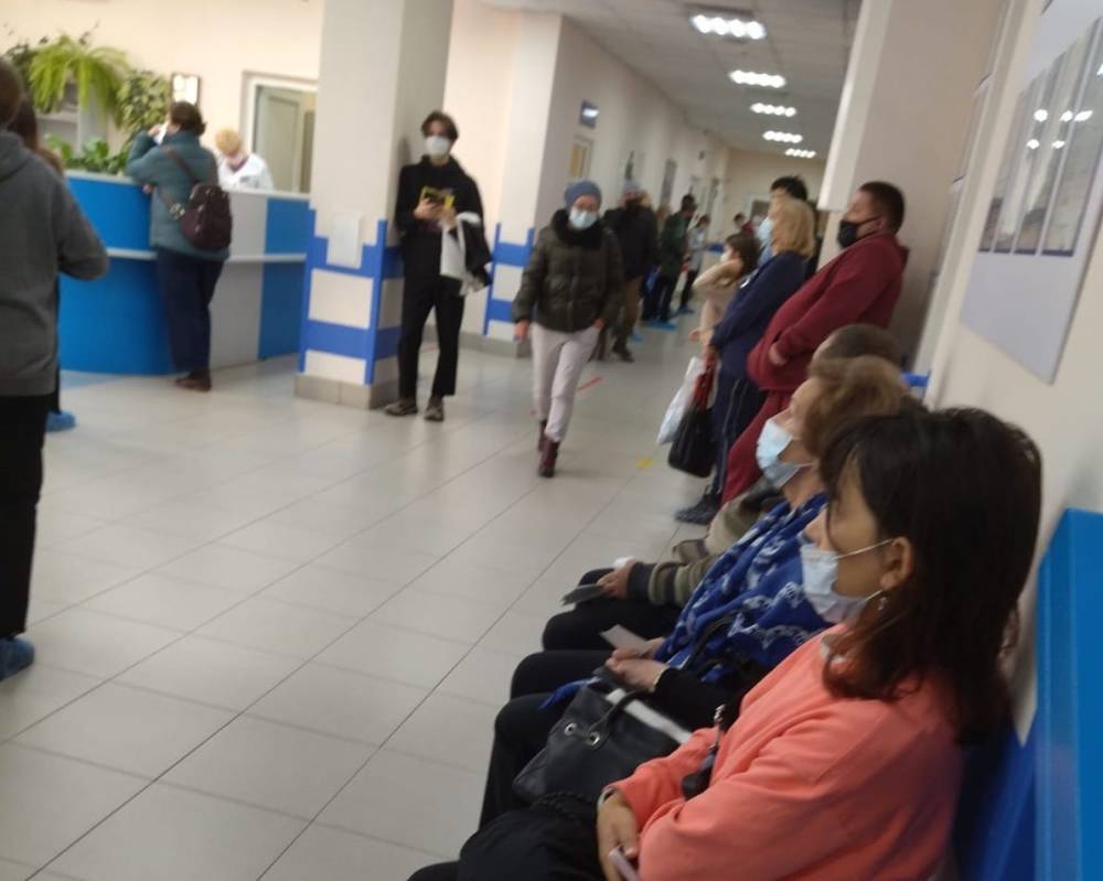 В ковидной больнице № 24 в Екатеринбурге собрались большие очереди из пациентов