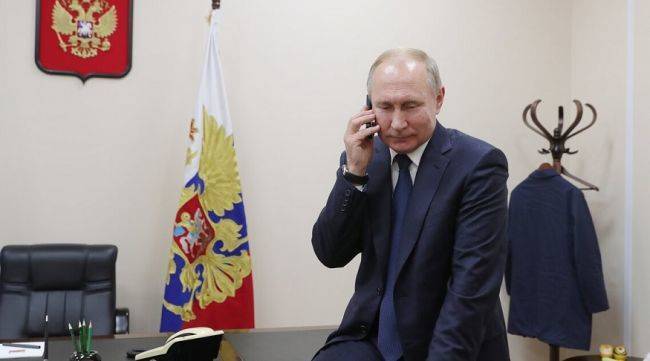 Путин проголосовал на выборах с телефона своего помощника — Кремль