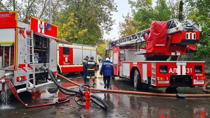 Пожарные ликвидировали открытое горение в ангаре в Подмосковье