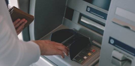 В РФ ужесточают контроль за пополнением банковских карт через терминалы