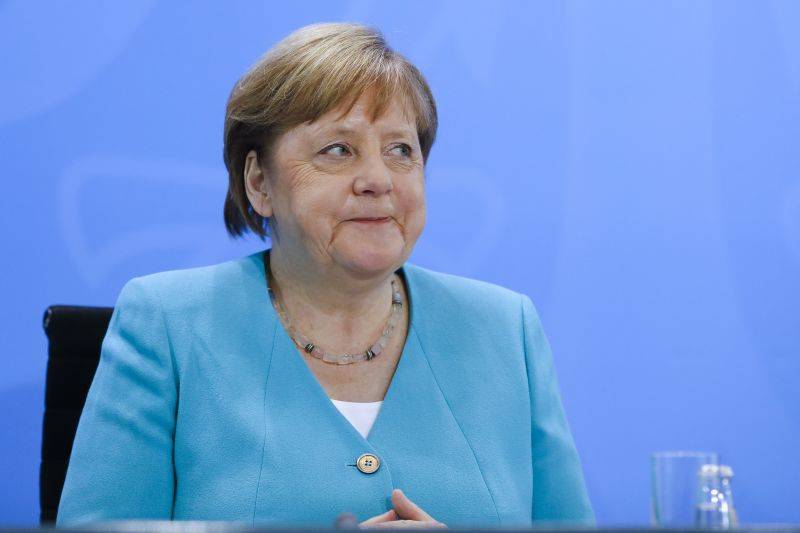 Уехала на дачу: Меркель отклонила первый звонок Байдена