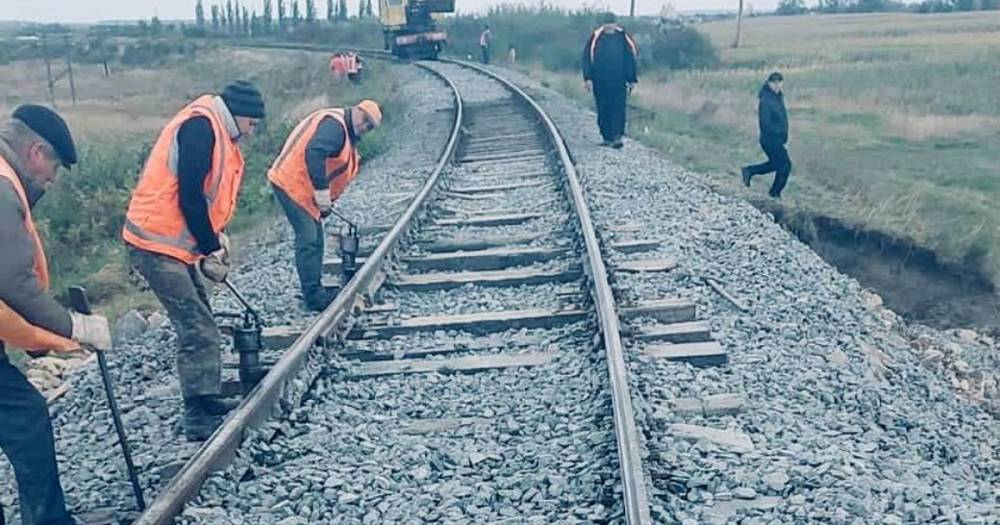 На Буковине снова просел грунт под железнодорожным полотном, поезд Чернигов-Черновцы меняет маршрут