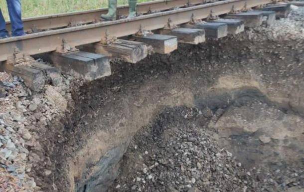 В Черновицкой области появился новый провал под железнодорожными путями