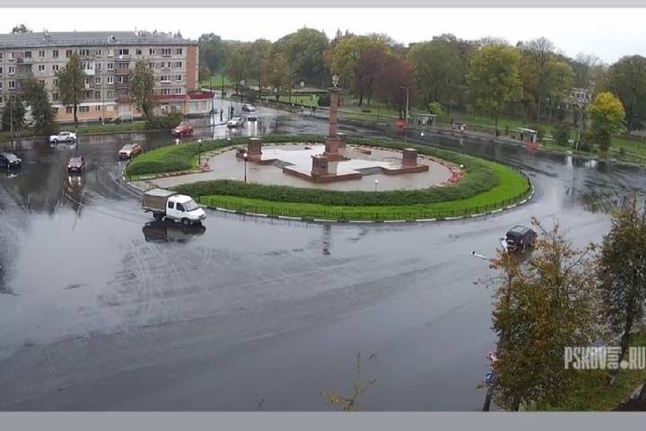 Площадь Победы в Пскове открыли для автомобилистов
